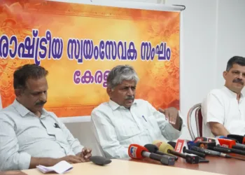 പത്രസമ്മേളനത്തില്‍  കെ.ബി.ശ്രീകുമാര്‍, പി.എന്‍.ഈശ്വരന്‍, എം.ഗണേശന്‍ എന്നിവര്‍