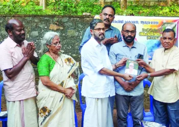എം. ശ്രീഹര്‍ഷന്‍ തയാറാക്കി ബാലസാഹിതി പ്രകാശന്‍ പുറത്തിറക്കുന്ന 'മഹാകവി അക്കിത്തം ജീവചരിത്രം' ഡോ. എന്‍.പി. വിജയകൃഷ്ണന്‍ ഡോ. ആര്‍സുവിന് നല്‍കി പ്രകാശനം ചെയ്യുന്നു
