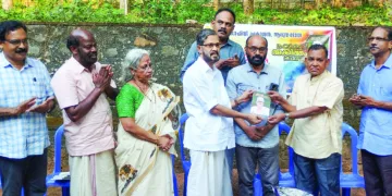 എം. ശ്രീഹര്‍ഷന്‍ തയാറാക്കി ബാലസാഹിതി പ്രകാശന്‍ പുറത്തിറക്കുന്ന 'മഹാകവി അക്കിത്തം ജീവചരിത്രം' ഡോ. എന്‍.പി. വിജയകൃഷ്ണന്‍ ഡോ. ആര്‍സുവിന് നല്‍കി പ്രകാശനം ചെയ്യുന്നു