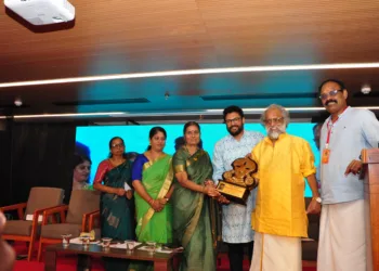 സര്‍ഗപ്രതിഭാ പുരസ്‌കാരം മധു ബാലകൃഷ്ണന് സമ്മാനിച്ചു