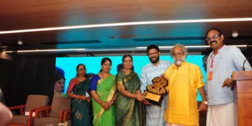 സര്‍ഗപ്രതിഭാ പുരസ്‌കാരം മധു ബാലകൃഷ്ണന് സമ്മാനിച്ചു