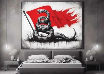വളരുന്ന പെരുമ്പാമ്പും തളരുന്ന ചെങ്കൊടിയും