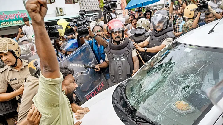 നിഷ്‌ക്രിയരാകുന്ന  നിയമപാലകര്‍